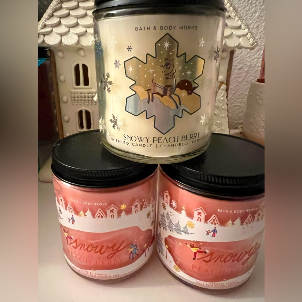 Bath and Body Works Snowy Peach Berry Candle